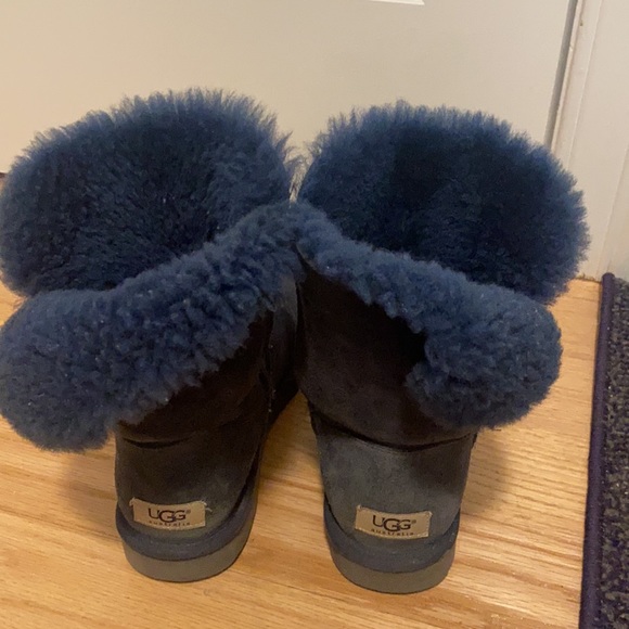 Short Bailey button Ugg’s in navy blue - Picture 3 of 3